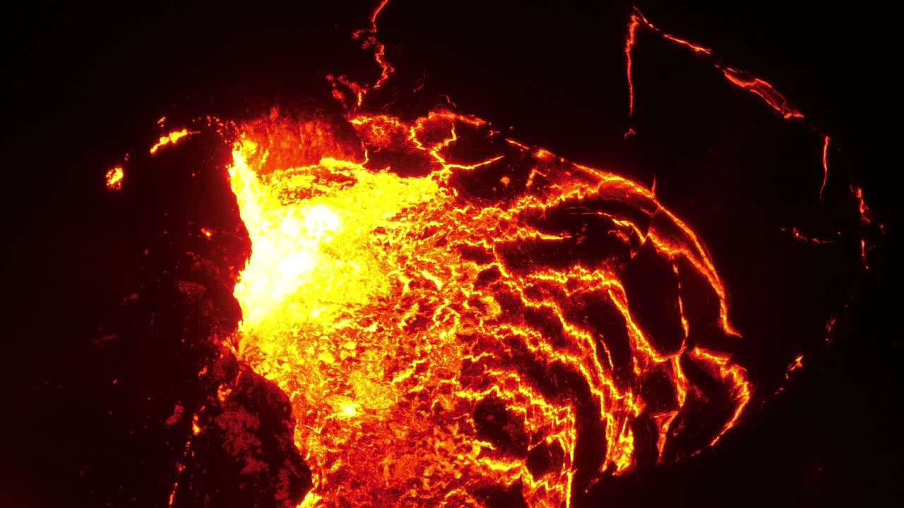 Pozza di lava in eruzione da un vulcano attivo di notte