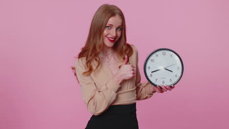 mujer de negocios mostrando la hora en el reloj de la oficina, ok, pulgar arriba, aprobar, señalando con el dedo a la cámara