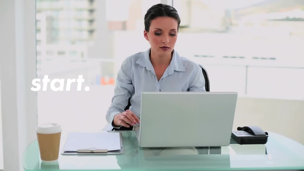 animación de texto de inicio sobre caucásico cansado trabajando en la computadora portátil después de tomar una siesta en el escritorio en la oficina