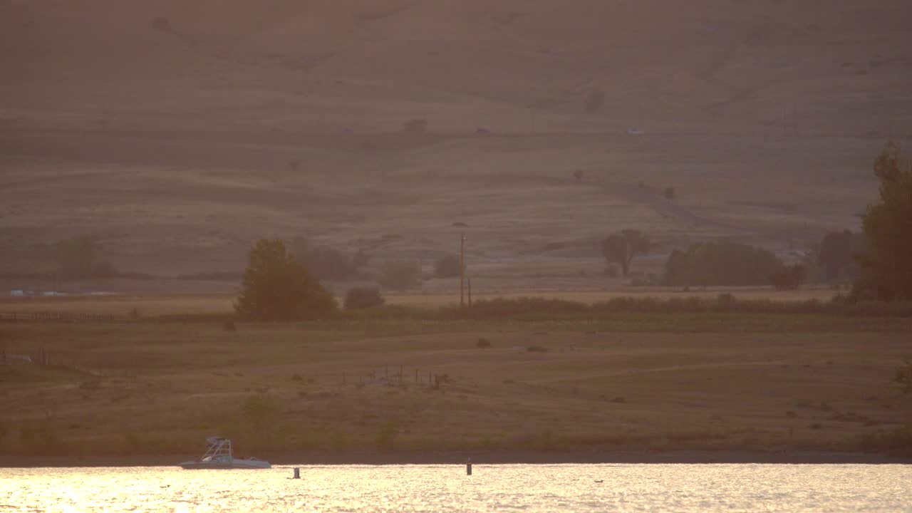 일몰 동안 볼더 저수지에서 수상 스포츠 활동