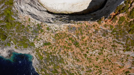 Vista-De-Arriba-Hacia-Abajo-De-La-Playa-Del-Naufragio-De-Navagio-En-Zakynthos,-Grecia