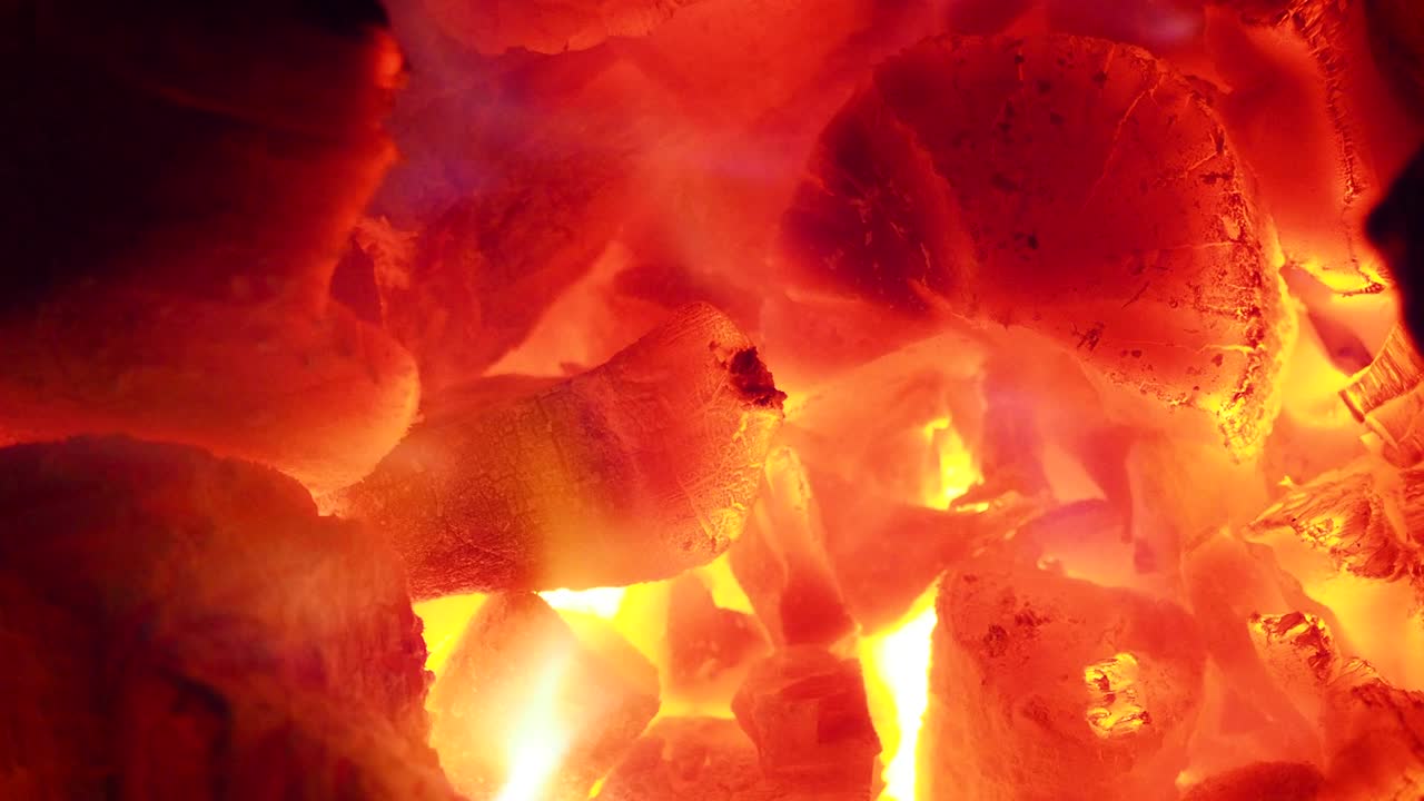 은 뜨거운 불 불타는 석탄과 불꽃