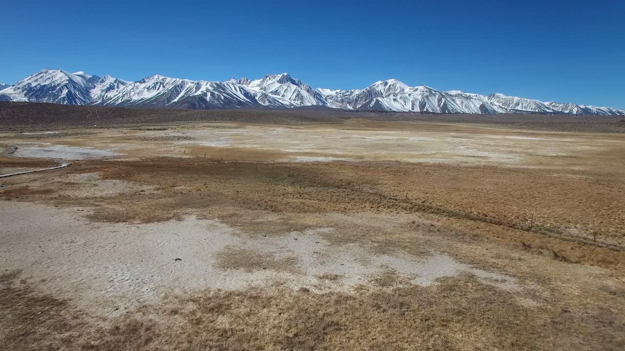 una antena sobre una llanura geotérmica en las montañas de sierra nevada cerca de mammoth california 1