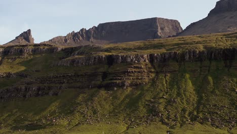 montañas islandesas tomadas a la luz del atardecer en la sony a7iii