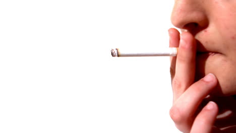 mujer fumando un cigarrillo