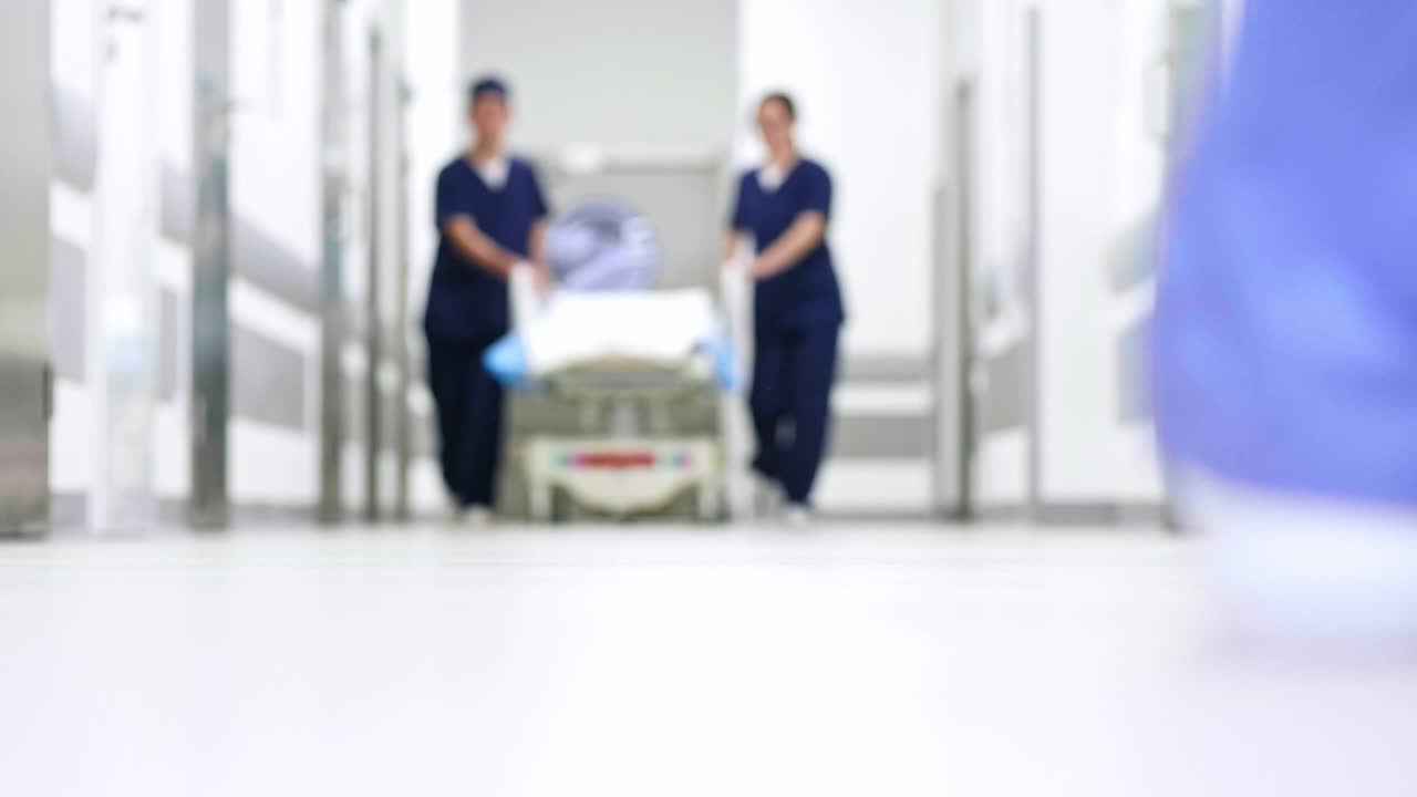 Vista sfocata di medici nel corridoio in ospedale
