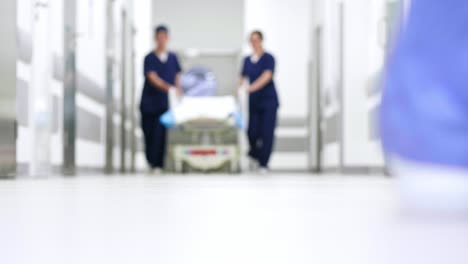 vista borrosa de los médicos en el pasillo en el hospital