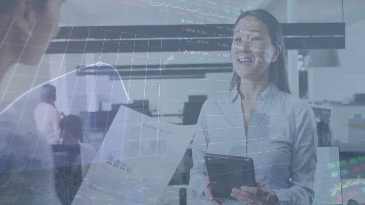 animación del procesamiento de datos sobre diversas personas de negocios que trabajan en la oficina