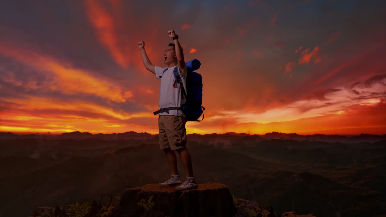 feliz viajero en la cumbre de la montaña al atardecer