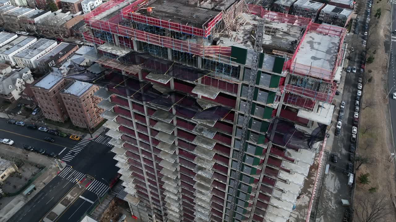 una vista de ángulo alto sobre la avenida de la costa y un nuevo sitio de construcción de gran altura en brooklyn, ny