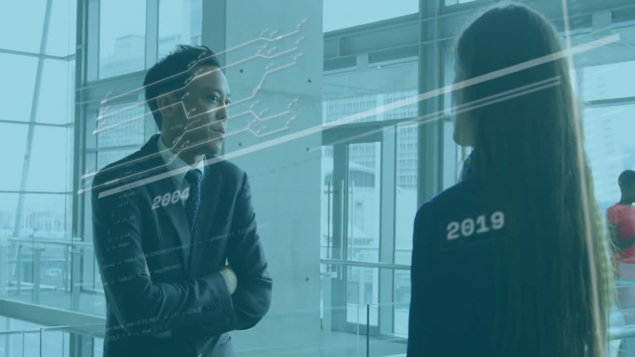 Aziatische businessanalist gebaart naar collega, terwijl zwevende tijdlijnlijnen datatrends weergeven