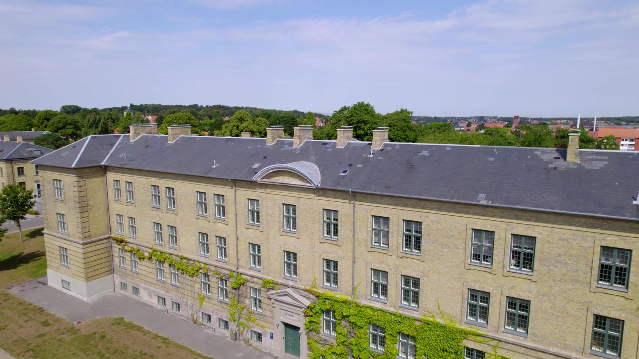 Ripresa aerea che cattura l'architettura unica e i dintorni di uno splendido edificio in Danimarca