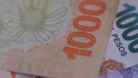 primer plano de billetes argentinos de diferentes denominaciones, desplazándose de izquierda a derecha