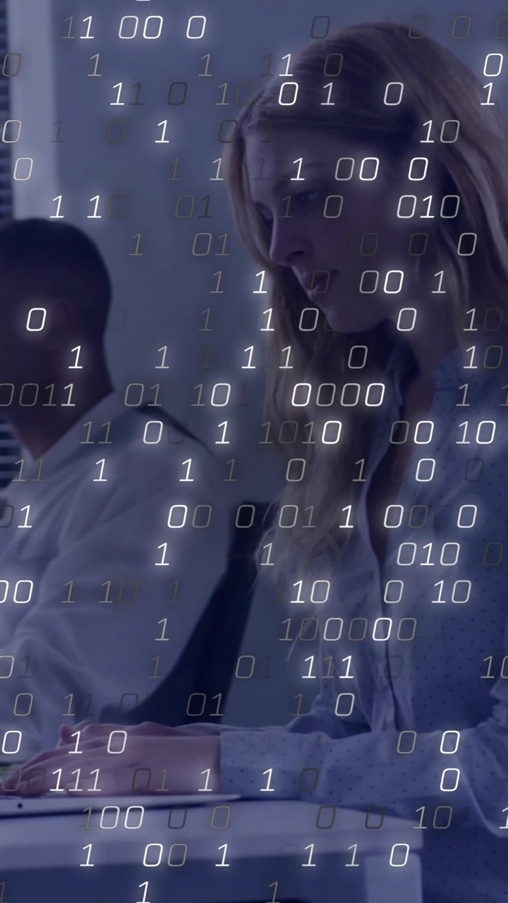 Animazione di codifica binaria ed elaborazione dati su diversi professionisti in ufficio.