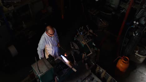 trabajador masculino maduro que crea vidrio en una fábrica de vidrio 4k