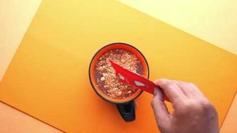 Instant-Tassensuppe-In-Einer-Tasse-Auf-Dem-Tisch