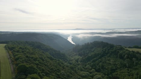 서부 독일의 놀랍고 광활한 모젤 계곡과 접하는 광활하고 푸른 초원