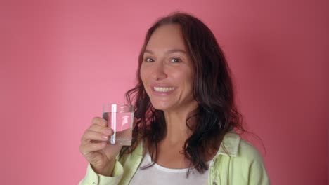 mujer bebiendo agua