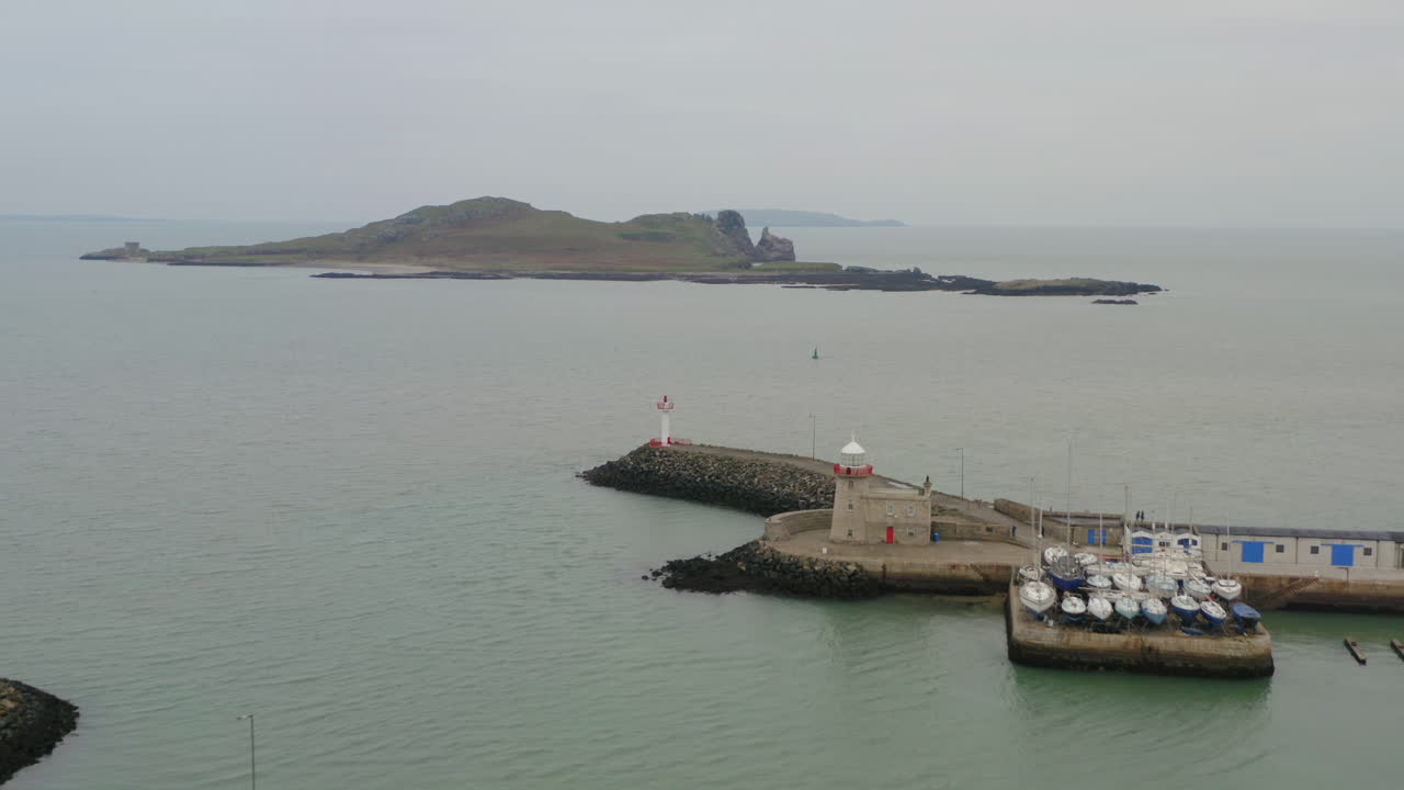 하우스 등대와 아일랜드의 눈 섬을 프레임하는 영화 공중 돌리