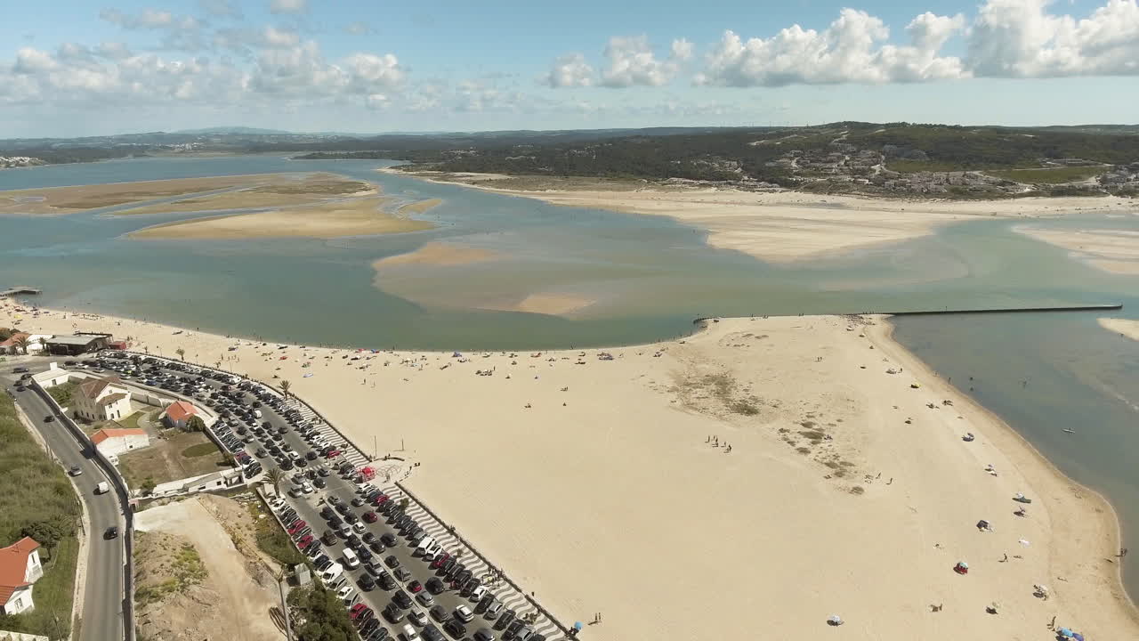 Incredibile Spiaggia di Foz do Arelho vicino a Caldas da Rainha, con un'insenatura marina che forma la scenografica Laguna di Óbidos in Portogallo - Ripresa aerea con drone
