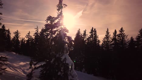 Schneebedeckte-Berge-In-Tiefen-Wolken-Und-Blauer-Himmel-Bei-Sonnenuntergang-Im-Winter