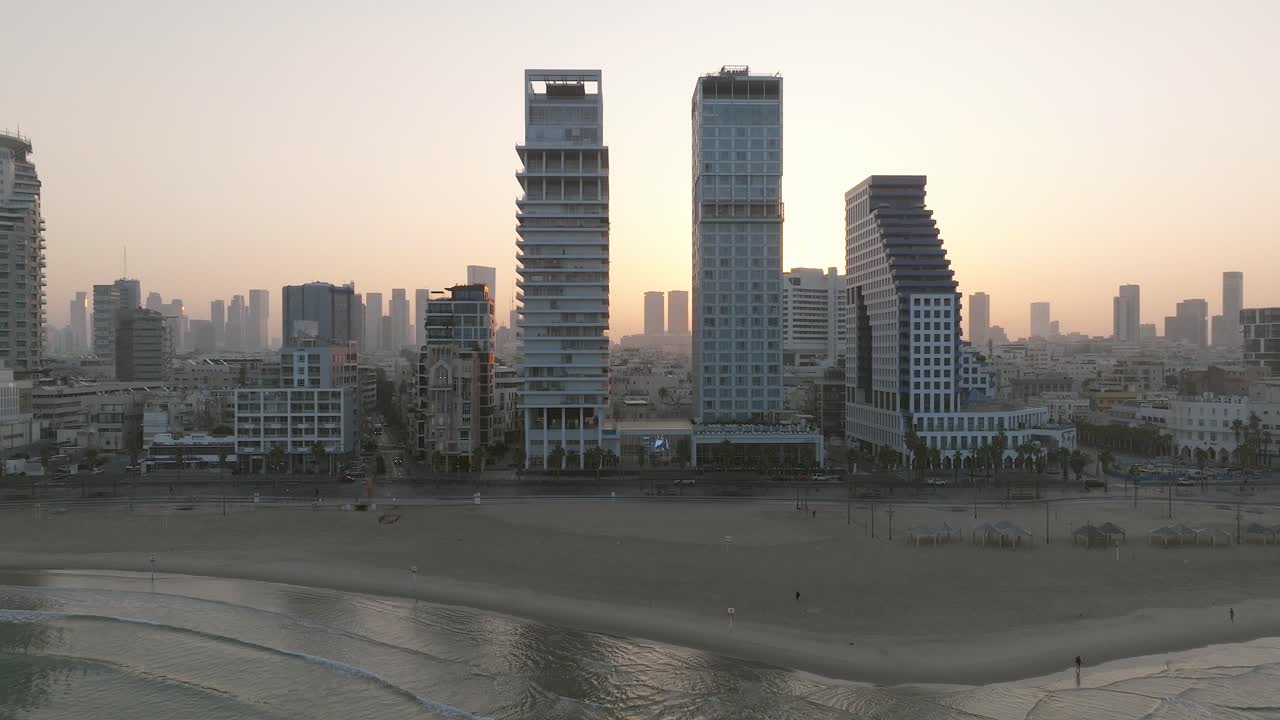 costa de tel aviv al amanecer con hermosas aguas tranquilas del mar mediterráneo, hoteles frente al mar y luz solar