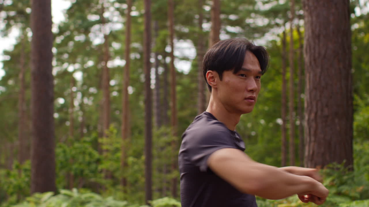 운동하기 전에 몸을 따뜻하게 하고 팔과 어깨를 펴고 숲을 가로질러 달리는 운동