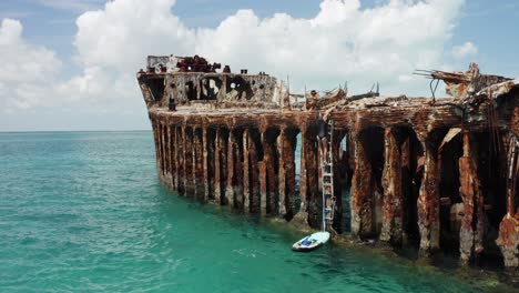 Tourist-Klettert-Auf-Das-Ss-Sapona-Schiffswrack-Auf-Dem-Ozean-Der-Bahamas-In-Der-Nähe-Des-Bimini-bezirks