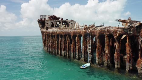 turista sube al naufragio del ss sapona en el océano de las bahamas cerca del distrito de bimini