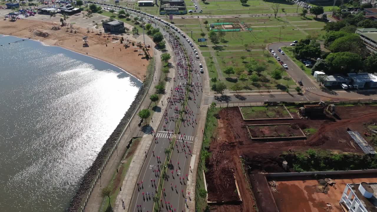City road race with many runners by riverside, vibrant and lively atmosphere