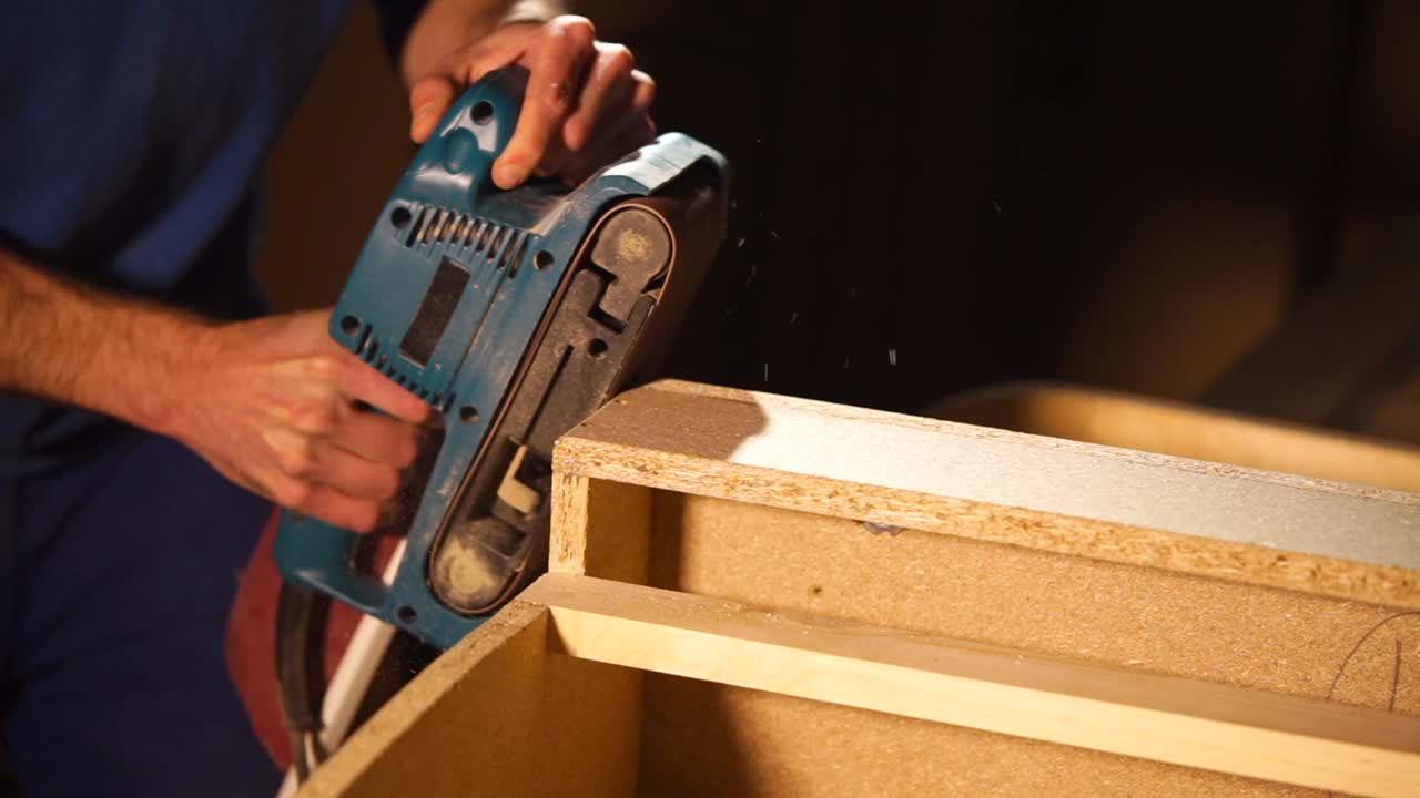 proceso de carpintería: aserrado en cinta y lijado