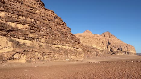 Roter-Wüstensand-Von-Wadi-Rum-In-Jordanien-4k-Stabile-Aufnahme