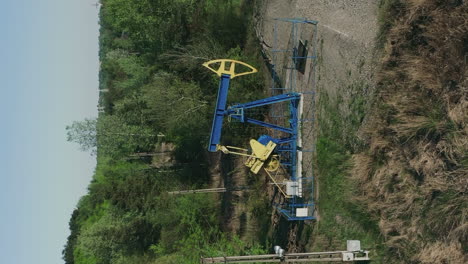 vista vertical de una bomba extractora de petróleo crudo de un pozo de petróleo