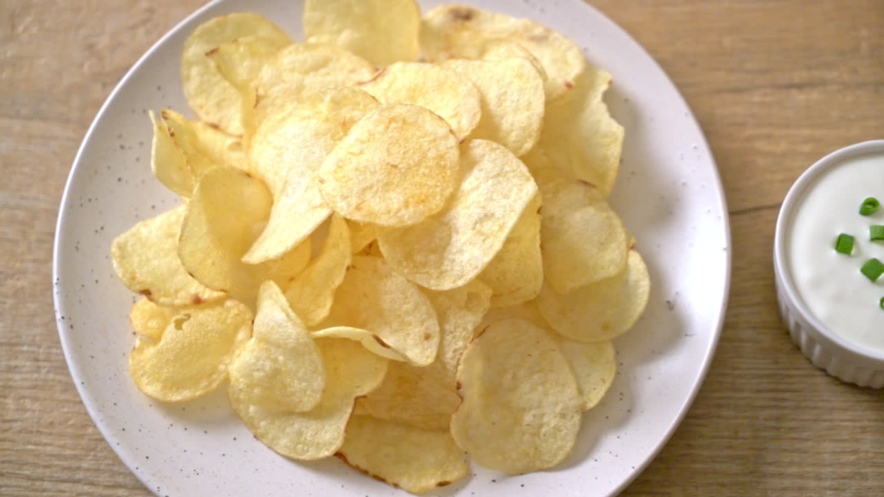 potato chips with sour cream dipping sauce