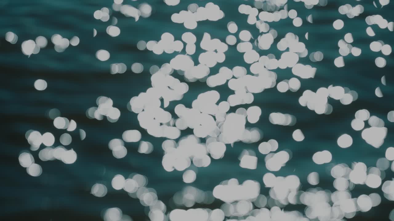 태양에 빛나는 파도와 푸른 물 표면