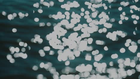 superficie de agua azul con olas que brillan al sol