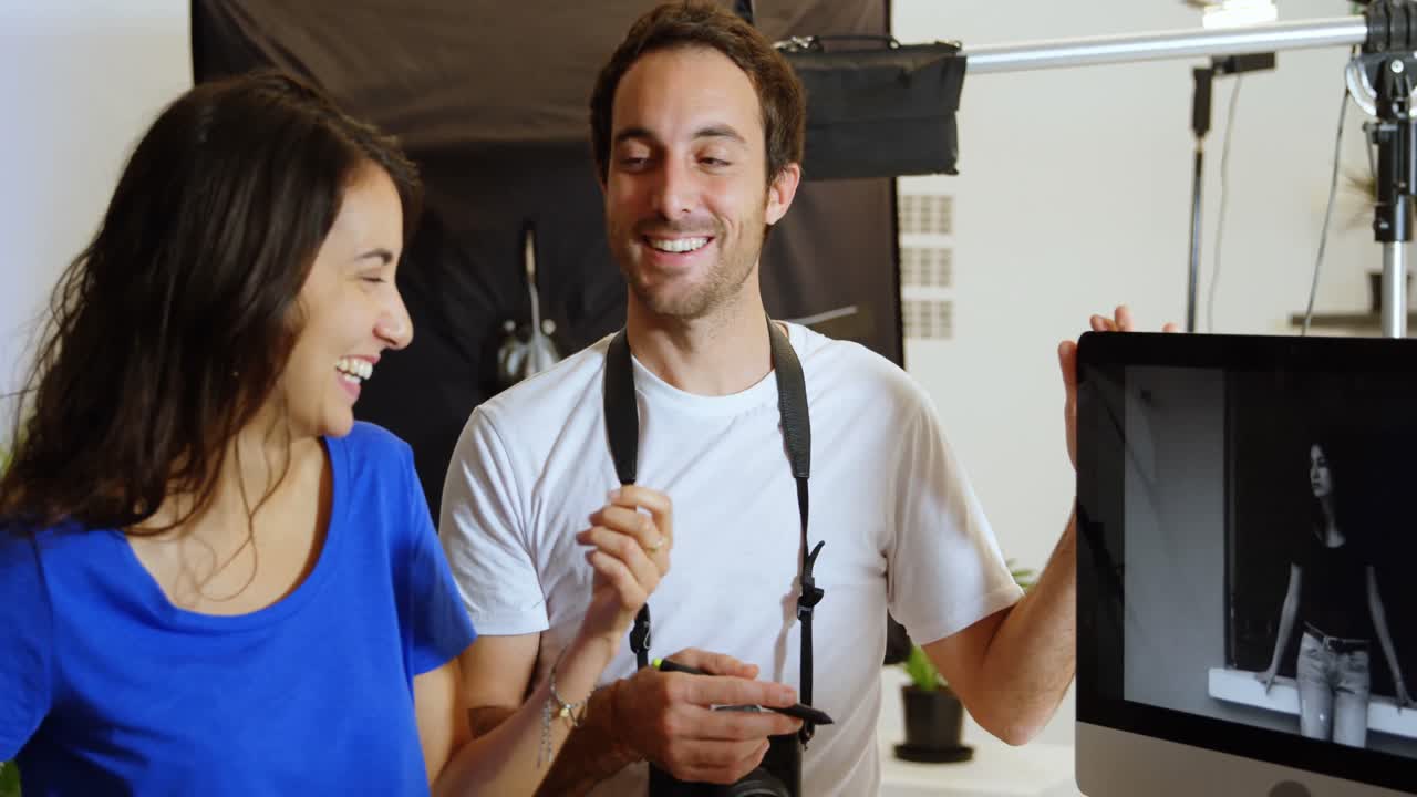 fotógrafo masculino y modelo discutiendo sobre fotos 4k