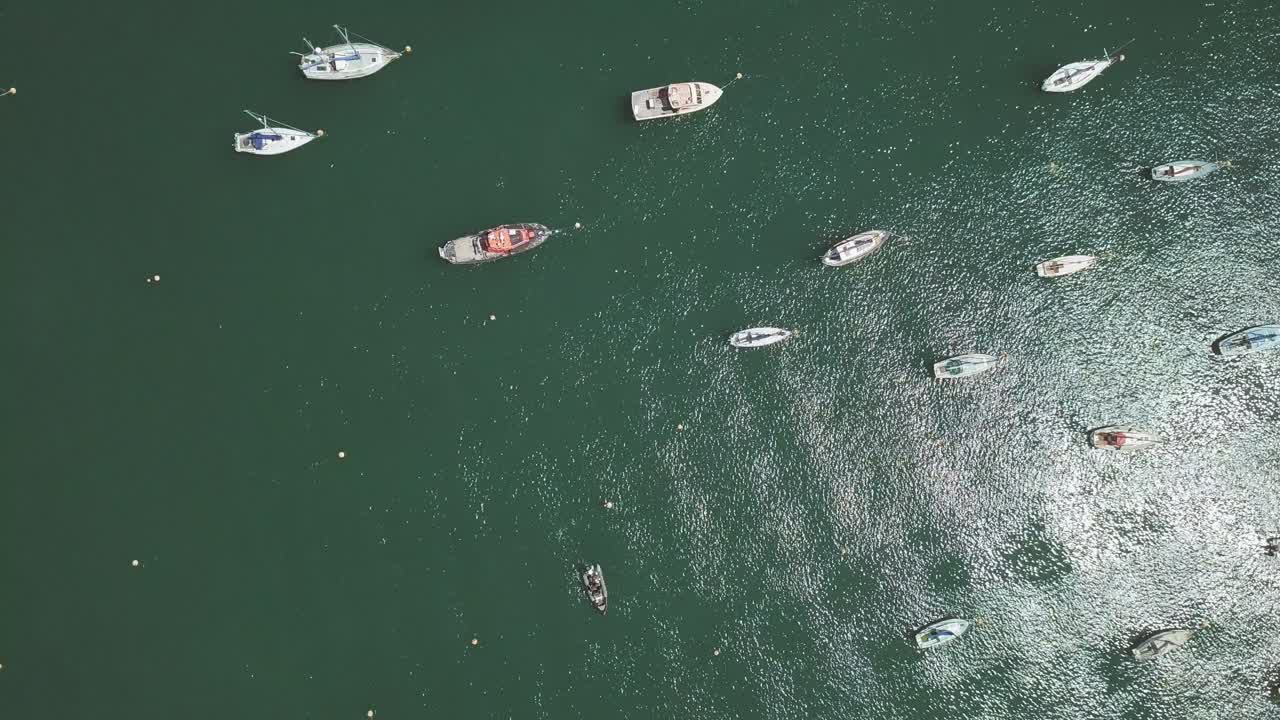 Vista aerea di barche sull'acqua
