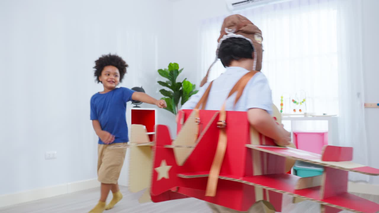 niños jugando con aviones de cartón