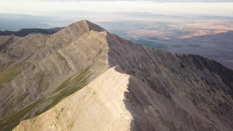 Wunderschöner-Sonnenaufgang-Am-Frühen-Morgen-über-Mt.-Nebo,-Salt-Lake-City,-Utah-–-Neigung-Des-Luftaufstiegs