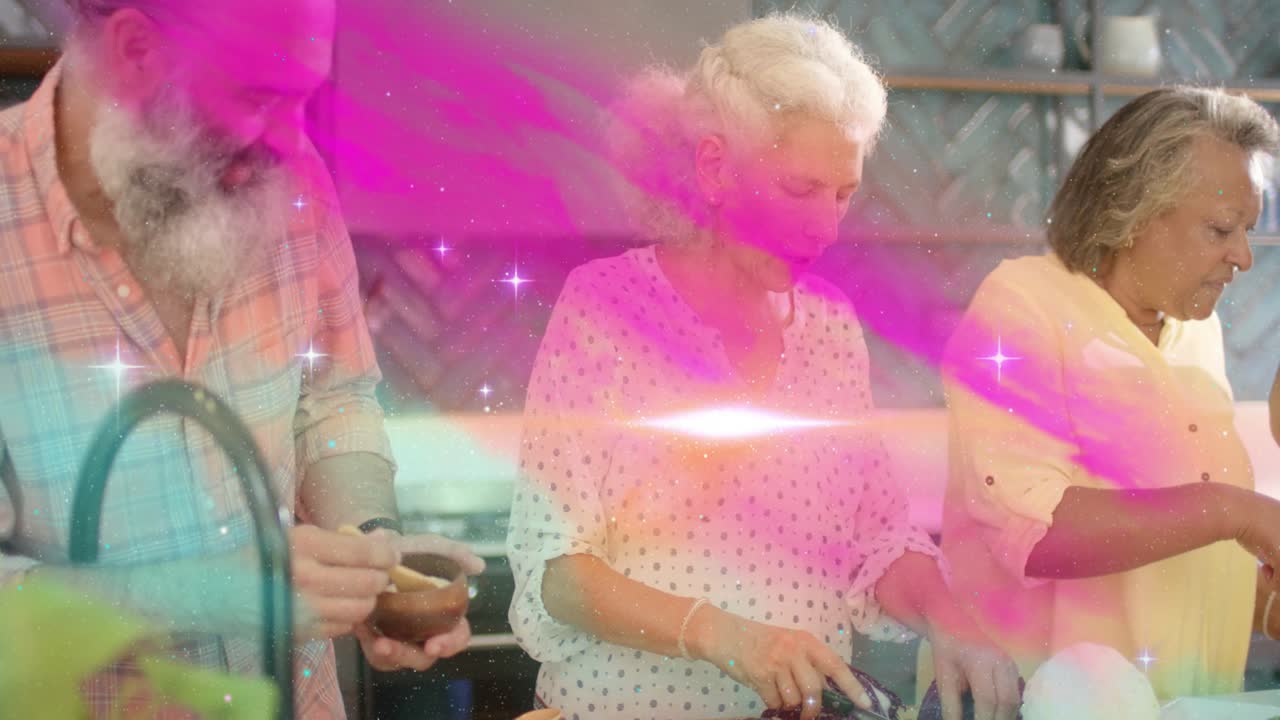Adulti riuniti al bancone, intenti a cucinare; cuoco che affetta cavolo cappuccio viola, sovrapposizione rosa che si diffonde sulle mani