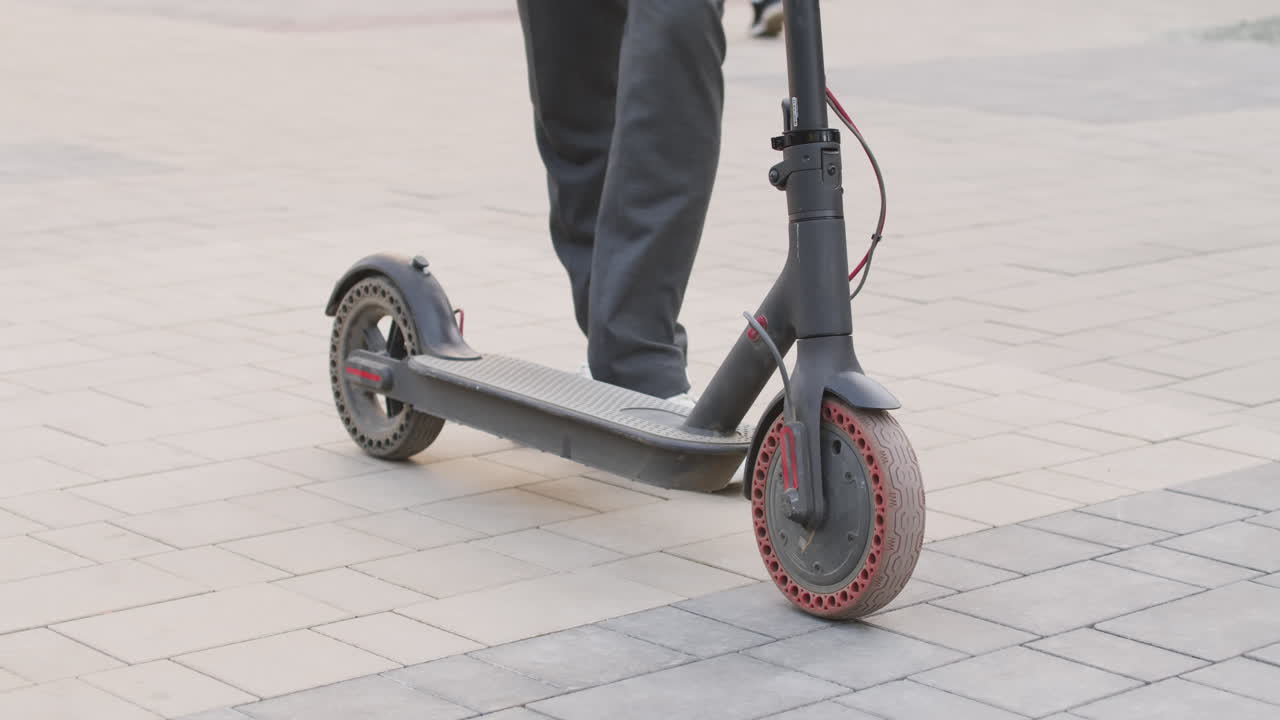 Gambe maschili su scooter elettrico