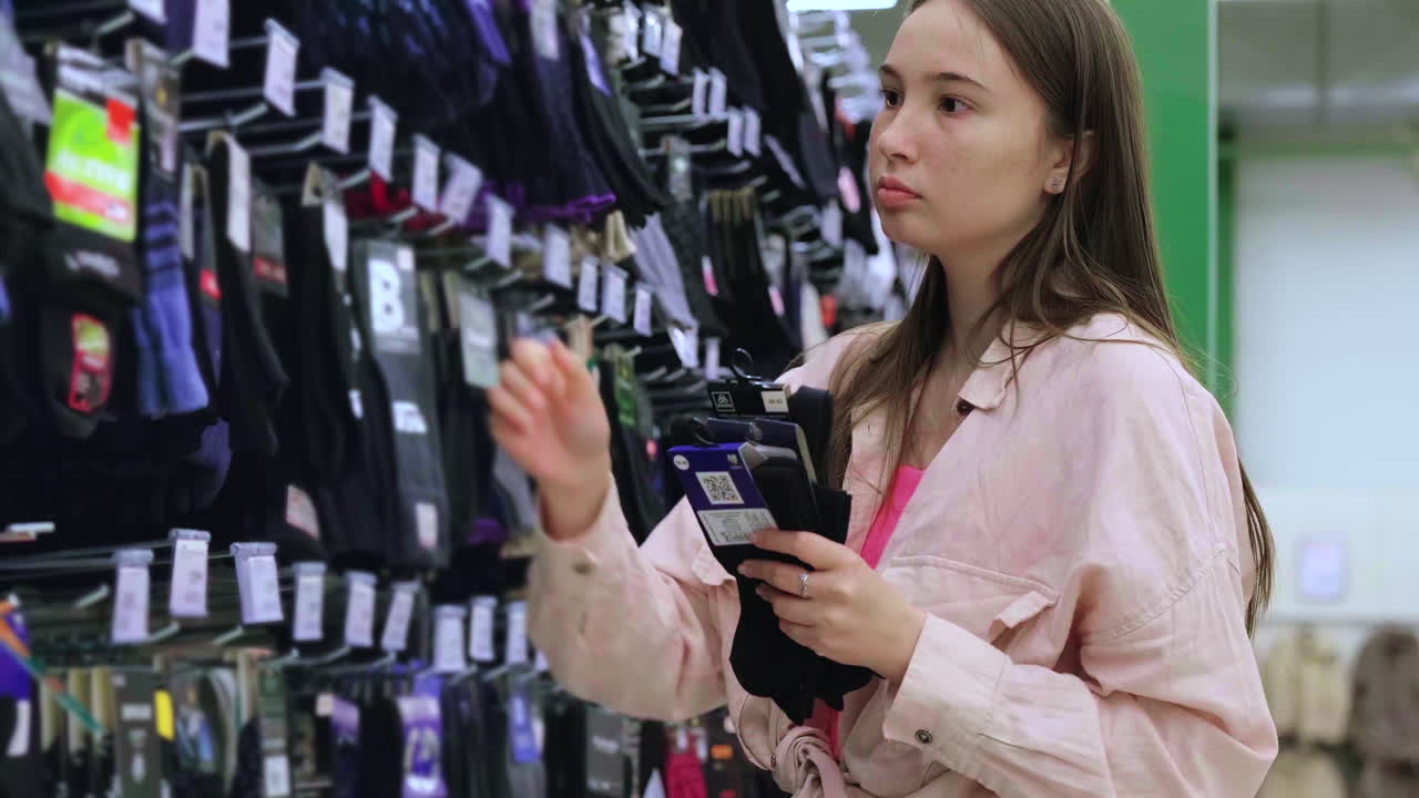 mujer comprando calcetines en una tienda