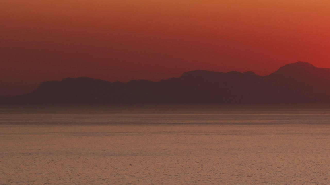 video de la hermosa vista del atardecer sobre la costa rocosa