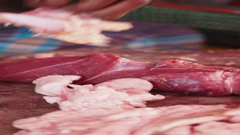 exhibición de carne cruda y despojos en un mercado