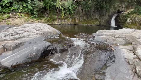 cascada y río en veracruz, méxico sin turistas