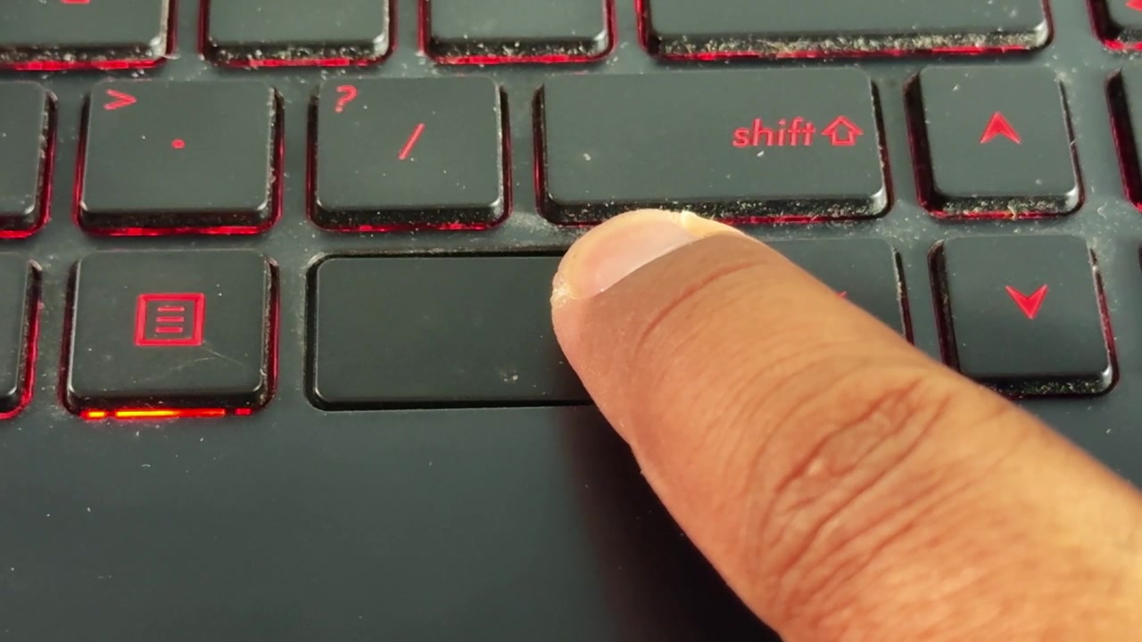Hånd med "ctrl"-knap på bærbar tastatur, perfekt til kontor-, freelance- og onlinearbejdsindhold.
