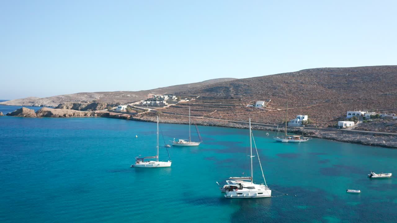 vuelo aéreo a través de veleros anclados en el mar esmeralda, bahía de karavostasis - grecia