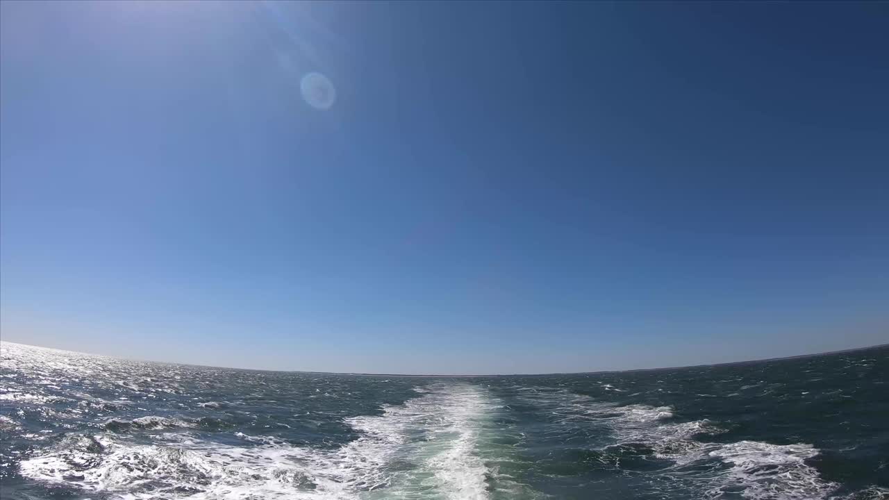dejando la tierra y despertando atrás mientras zarpamos