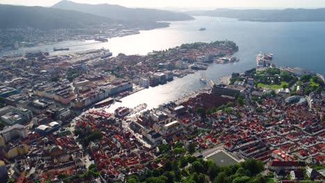 bergen es una ciudad y municipio en hordaland en la costa oeste de noruega. bergen es la segunda ciudad más grande de noruega.